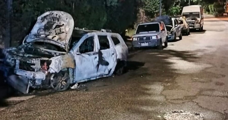 Quattro auto e un furgone in fiamme a Villa San Giovanni, indagini in corso