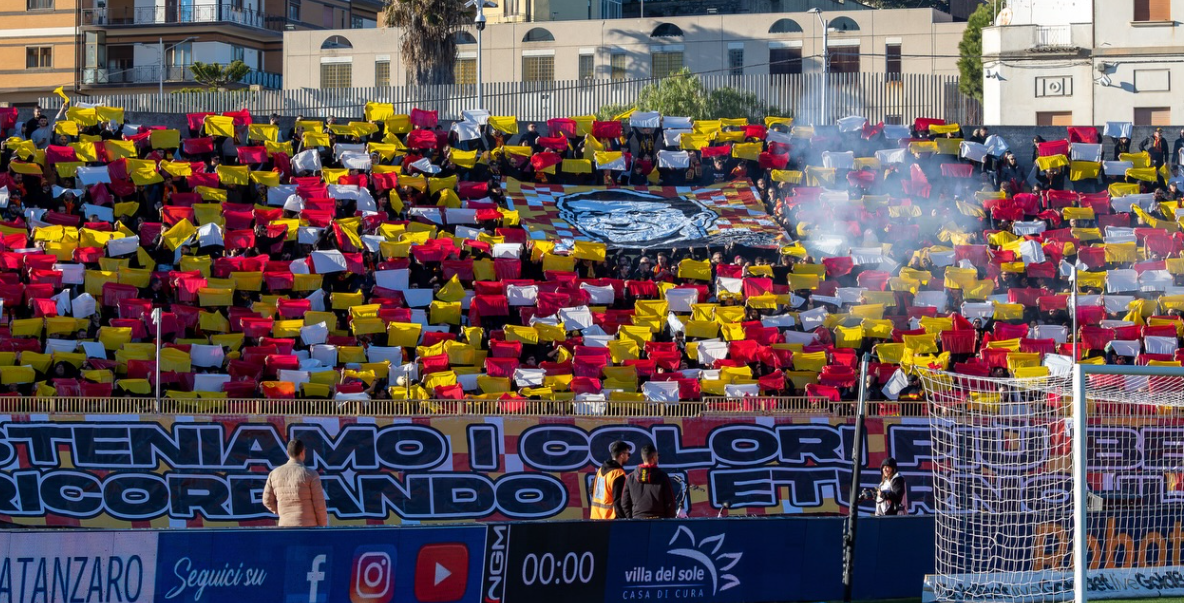 Lancio di petardi in campo, 5 mila euro di multa per il Catanzaro