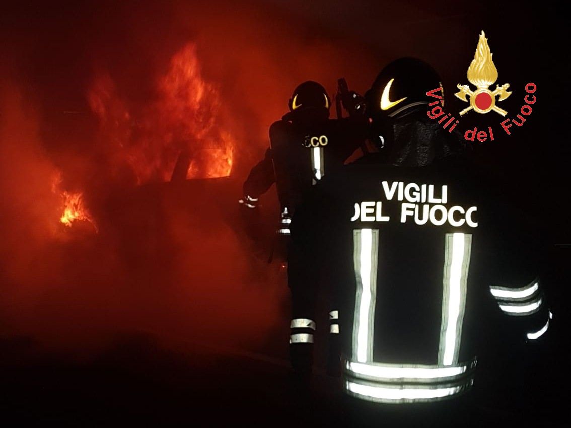 Paura a Lamezia, in fiamme un'auto