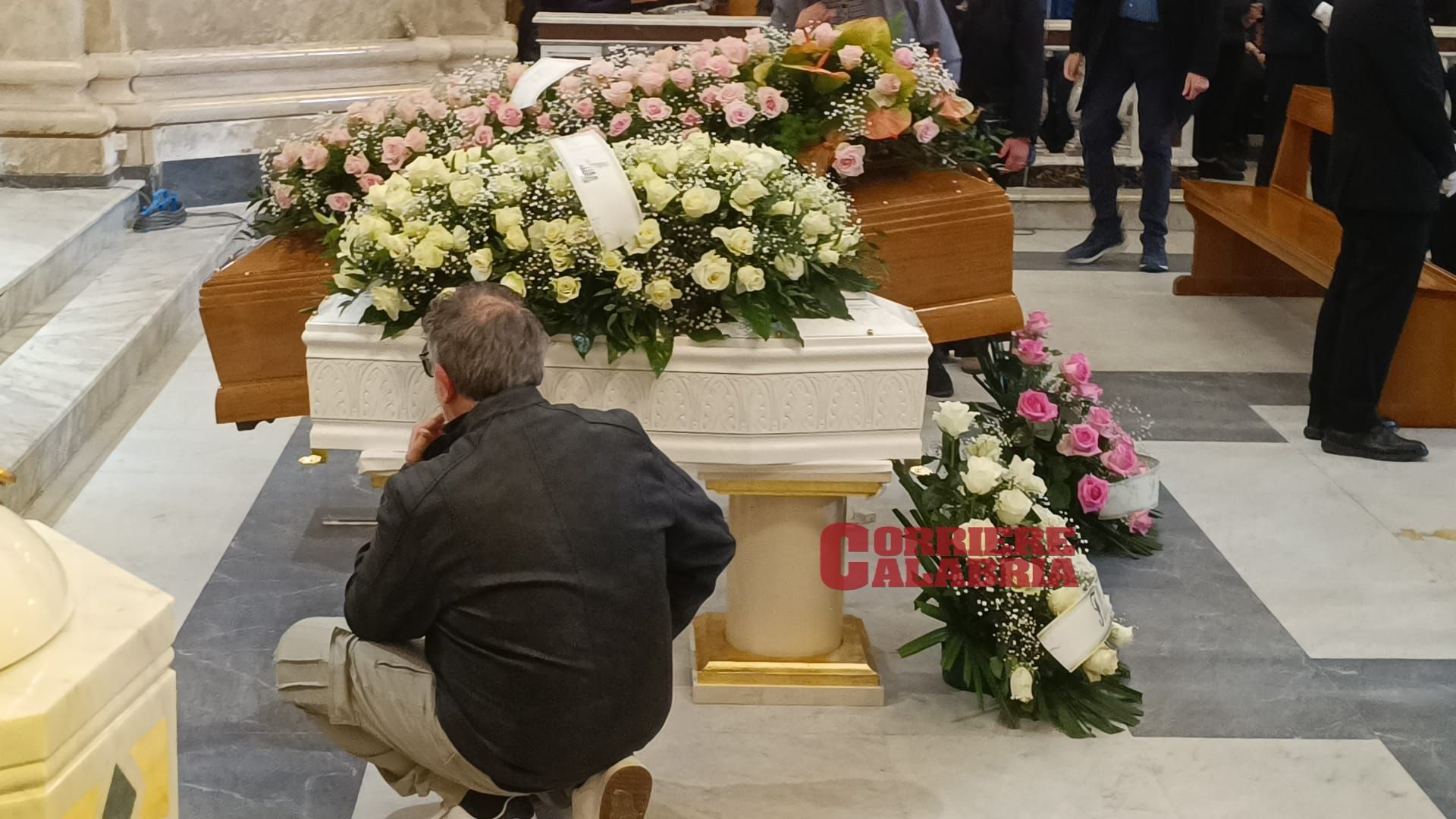 Lacrime, applausi, amore. L’addio ad Anna e ai suoi “angeli”. «Non lasciamo passare invano questo dolore» – FOTO e VIDEO