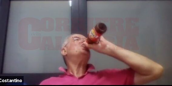 Il bello della diretta: la Dreher sorseggiata in “remoto” dal consigliere di Corigliano Rossano – VIDEO