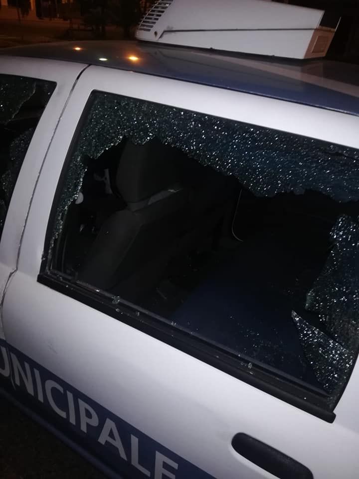 Cirò Marina, danneggiate due auto della polizia municipale. «Avanti e sempre più decisi»