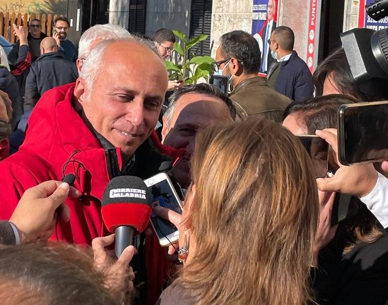 La “remuntada” di Franz Caruso: vince con circa 4mila voti di scarto ed è sindaco