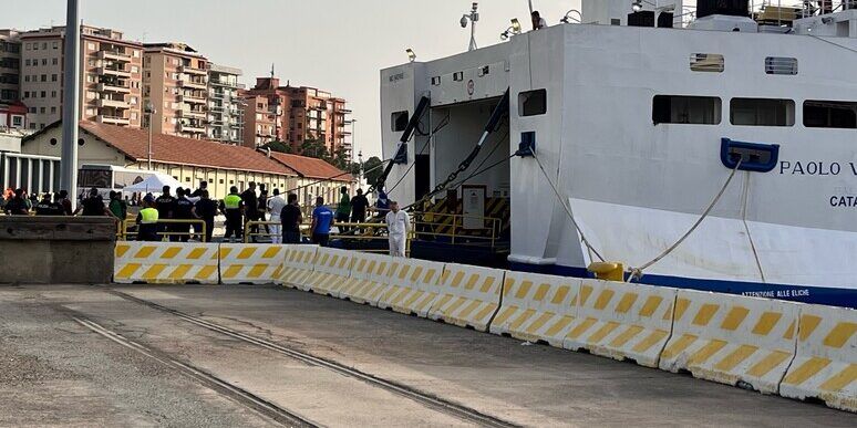 Migranti, in 569 arrivati in serata a Reggio Calabria da Lampedusa