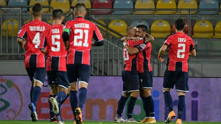 Calcio, prima vittoria del Cosenza (a Frosinone 2-0)