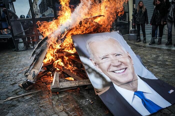 Al via il G7 sul clima, i manifestanti bruciano le foto dei leader