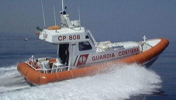 Barca in avaria al largo di Crotone, la Guardia costiera salva quattro persone