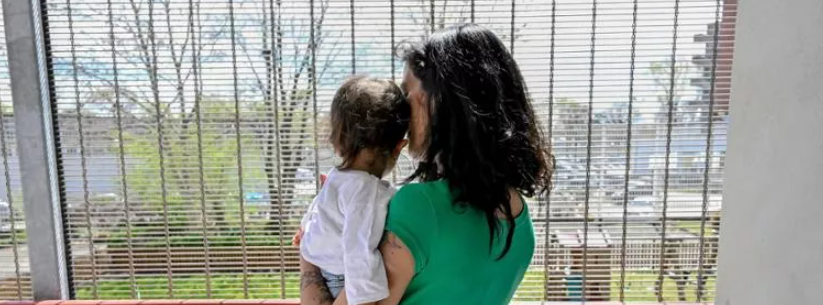 Lascia a casa la figlia di 3 anni, mamma arrestata