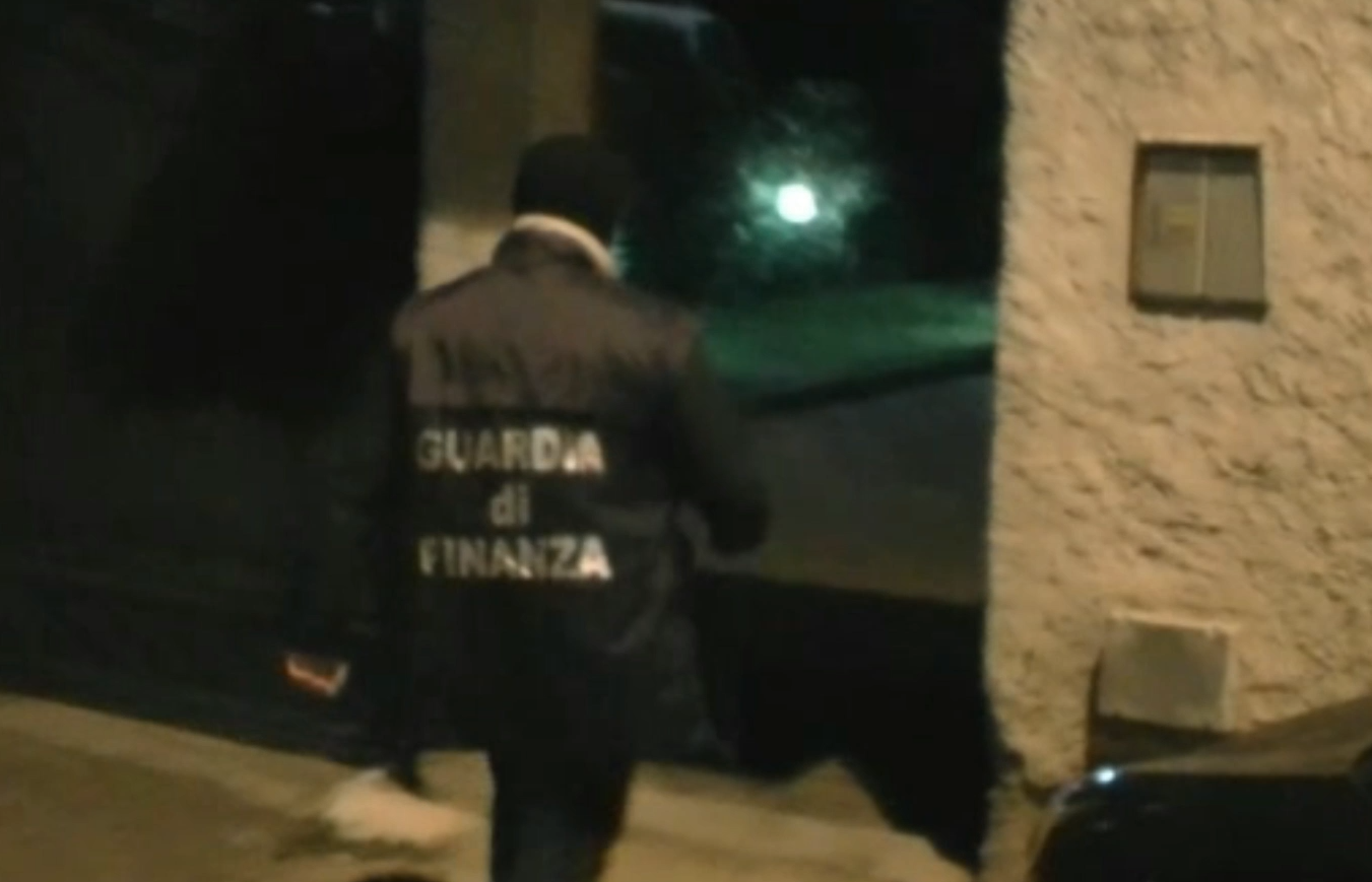 Detenzione e vendita di armi, blitz contro i clan della Piana di Gioia Tauro: tre arresti – VIDEO