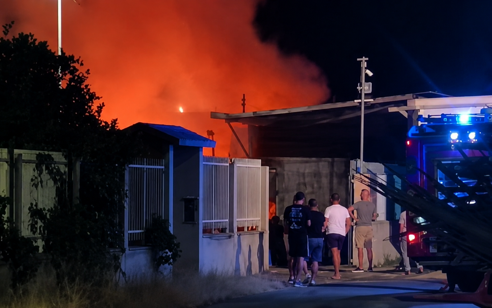 Saline Joniche, vasto incendio nella notte in un’azienda di autotrasporti: distrutti diversi mezzi
