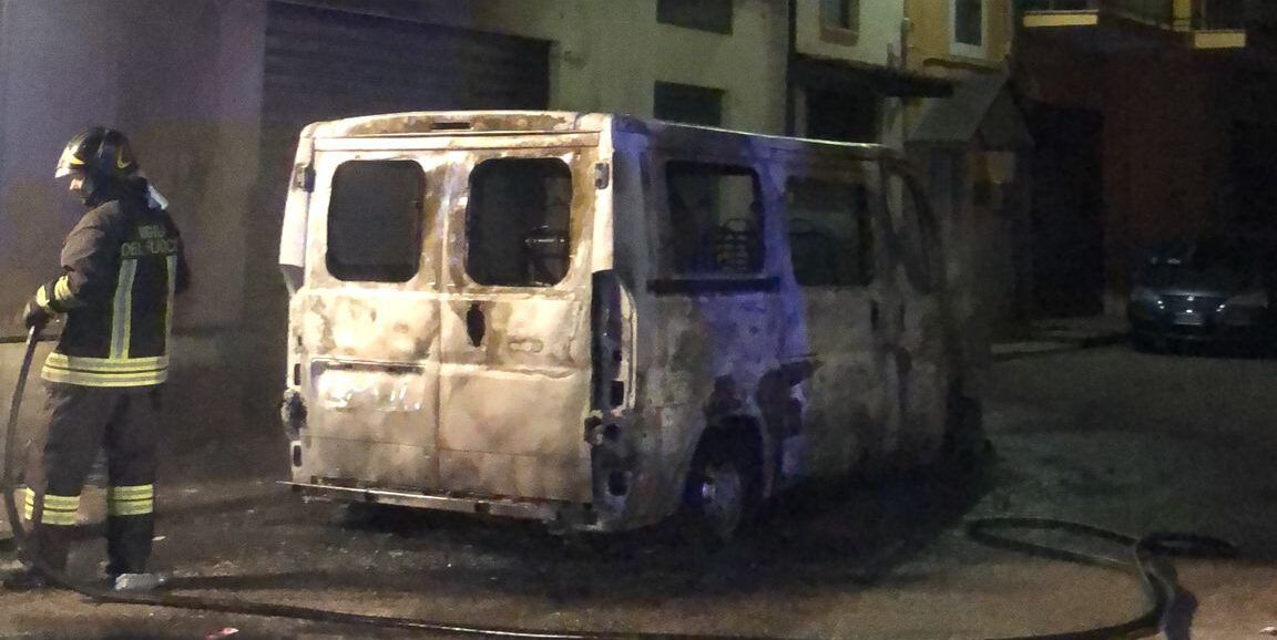 Corigliano Rossano, ancora un mezzo in fiamme. È il 57° nel 2021