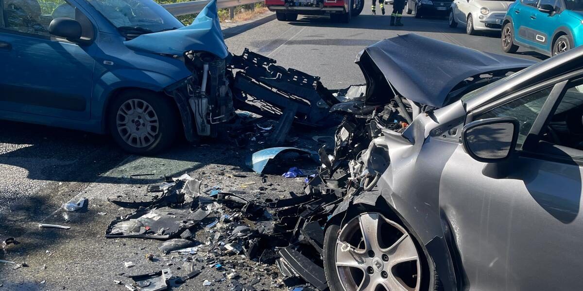 Scontro fra auto sulla 106, due feriti nella Locride