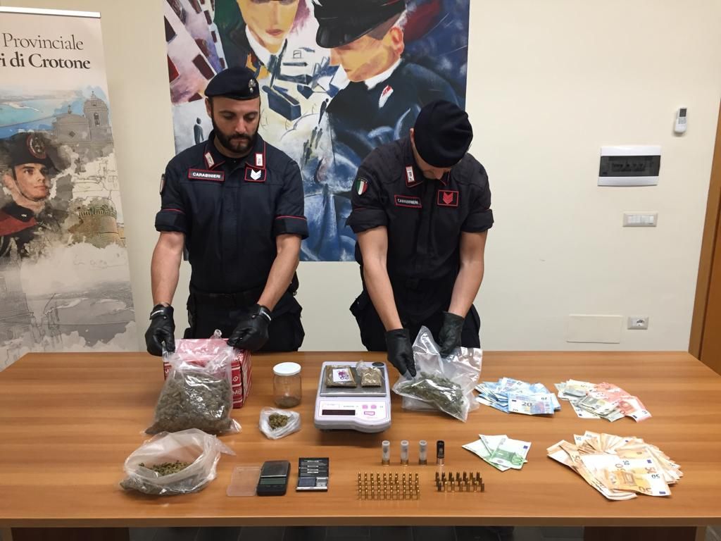 Crotone, in casa droga e denaro: arrestato 30enne che annotava i propri clienti