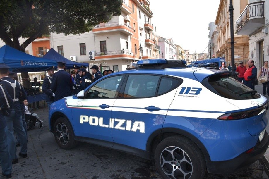 Crotone, blitz della polizia: sequestrati 100 kg di fuochi illegali