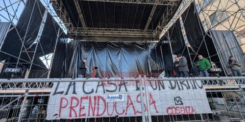 prendo casa occupano palco brunori