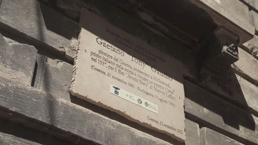 Cosenza omaggia l’Oscar dimenticato. Una targa per ricordare Tony Gaudio – VIDEO E FOTO
