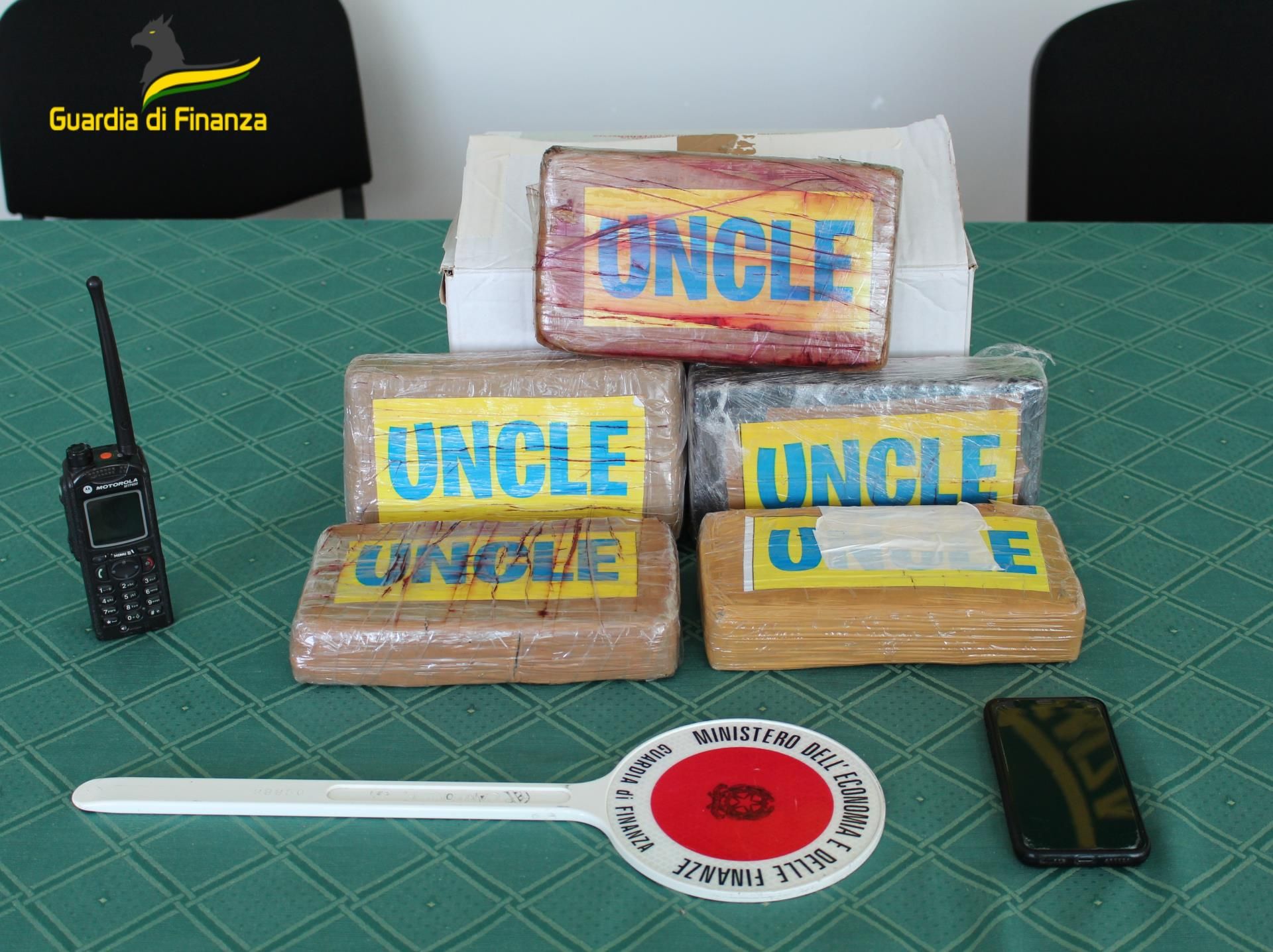 Corriere beccato con oltre cinque chili di cocaina in autostrada a Falerna