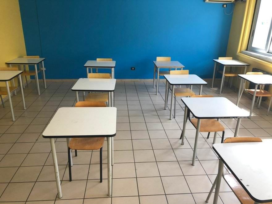 Mancano banchi e docenti, slitta l'inizio delle lezioni a Sellia Marina