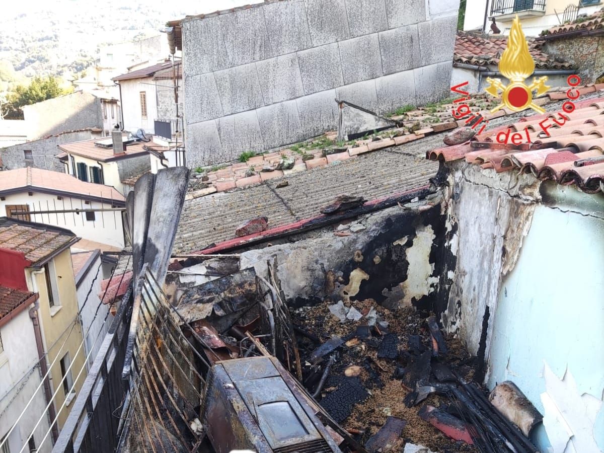 Appartamento in fiamme a Nocera, salvato un 87enne – FOTO