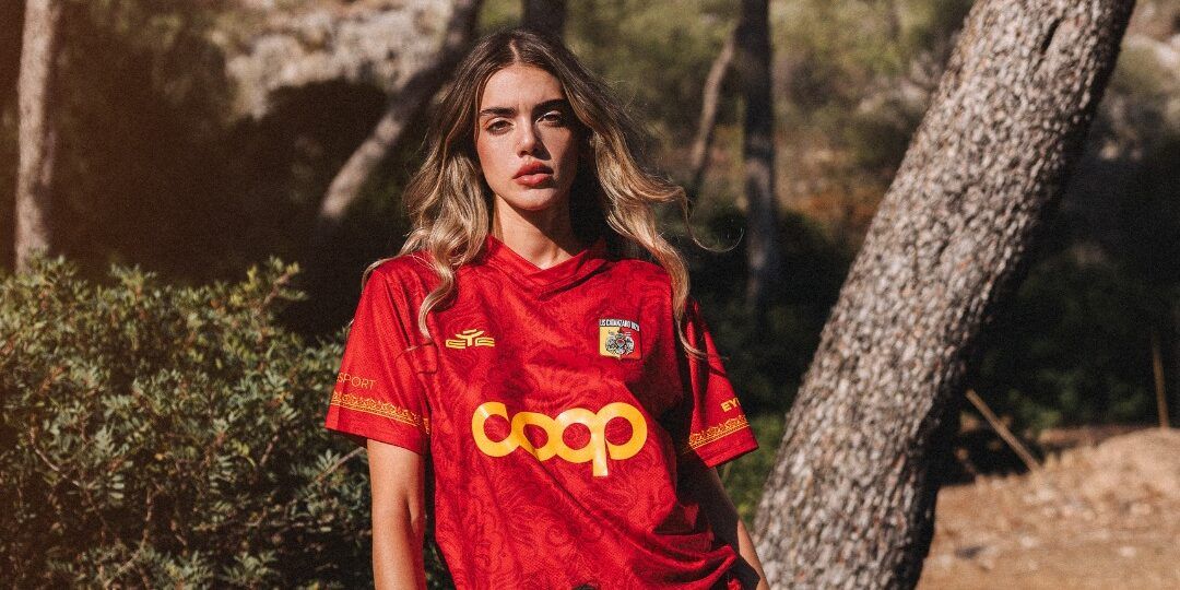 «Appartenenza e passione», ecco la maglia gara home del Catanzaro per il prossimo torneo di B – VIDEO