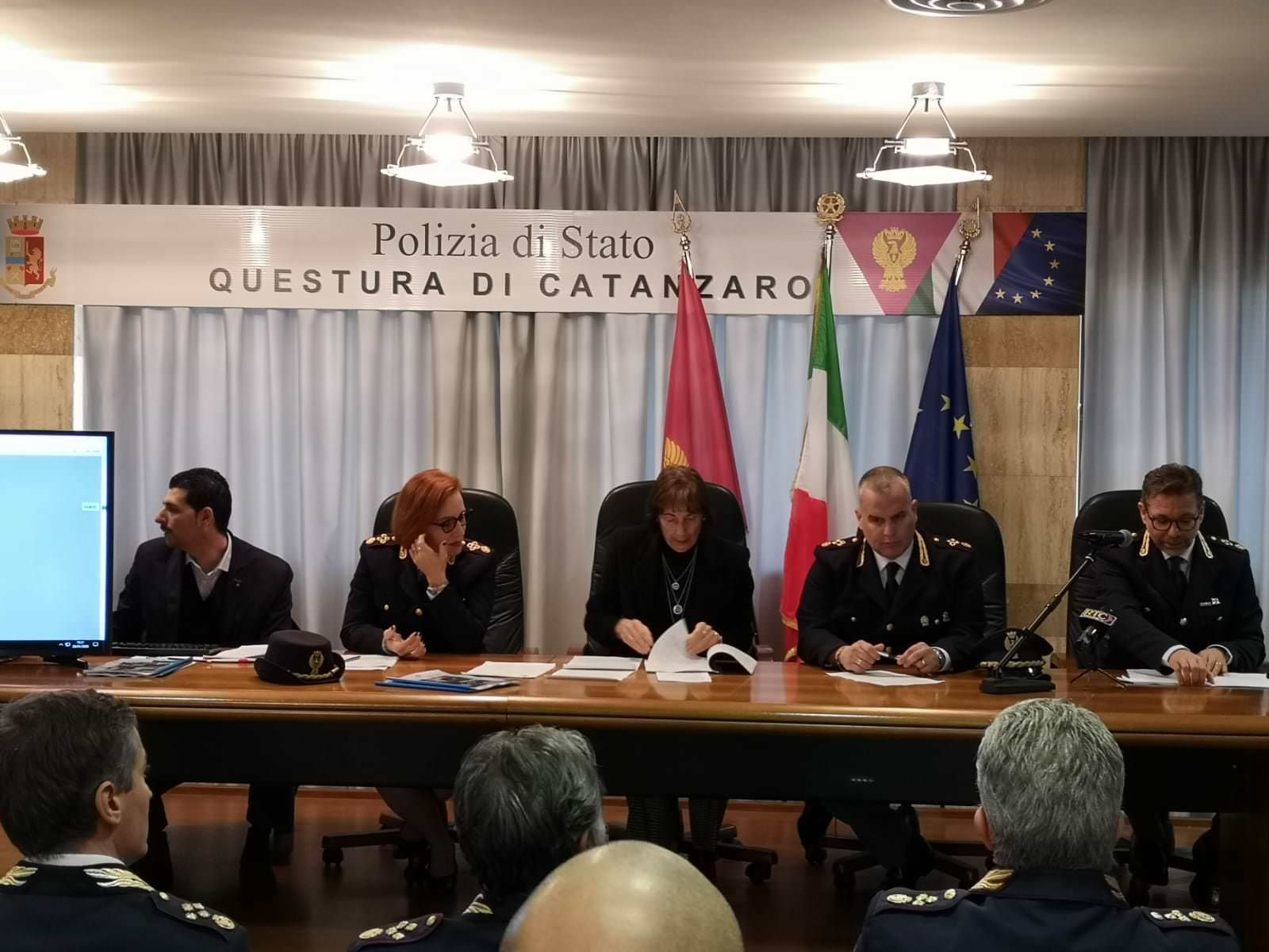 La denuncia della Questura: «A Catanzaro politici a caccia dei voti dei clan» – VIDEO