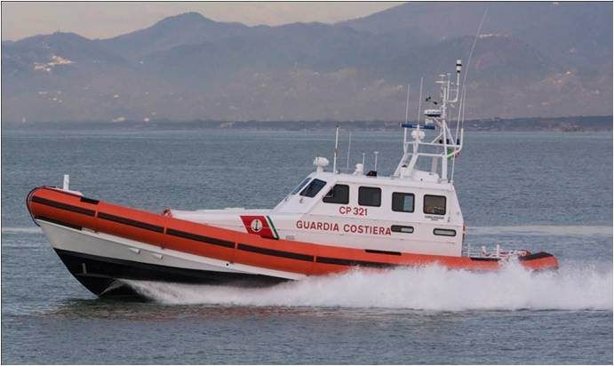Soccorsi al largo di Crotone due diportisti americani