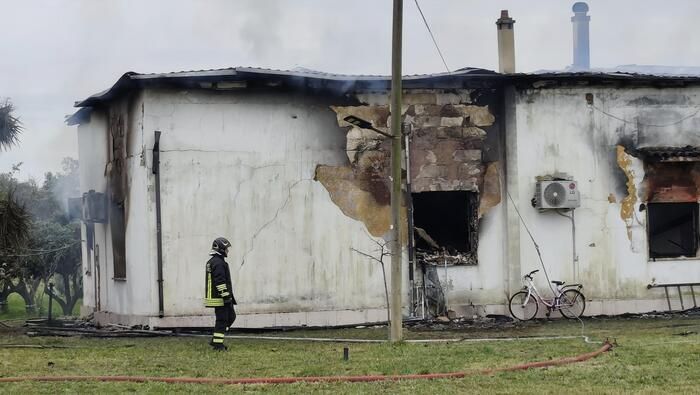 Crolla il solaio dopo un incendio in casa, un disperso a Brindisi