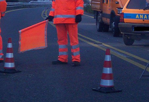 Camion contro muro, chiusa la statale 18