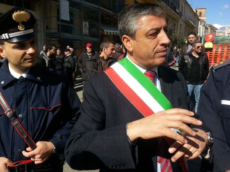 Intimidazione al sindaco di Cassano: imbrattata la tomba del padre