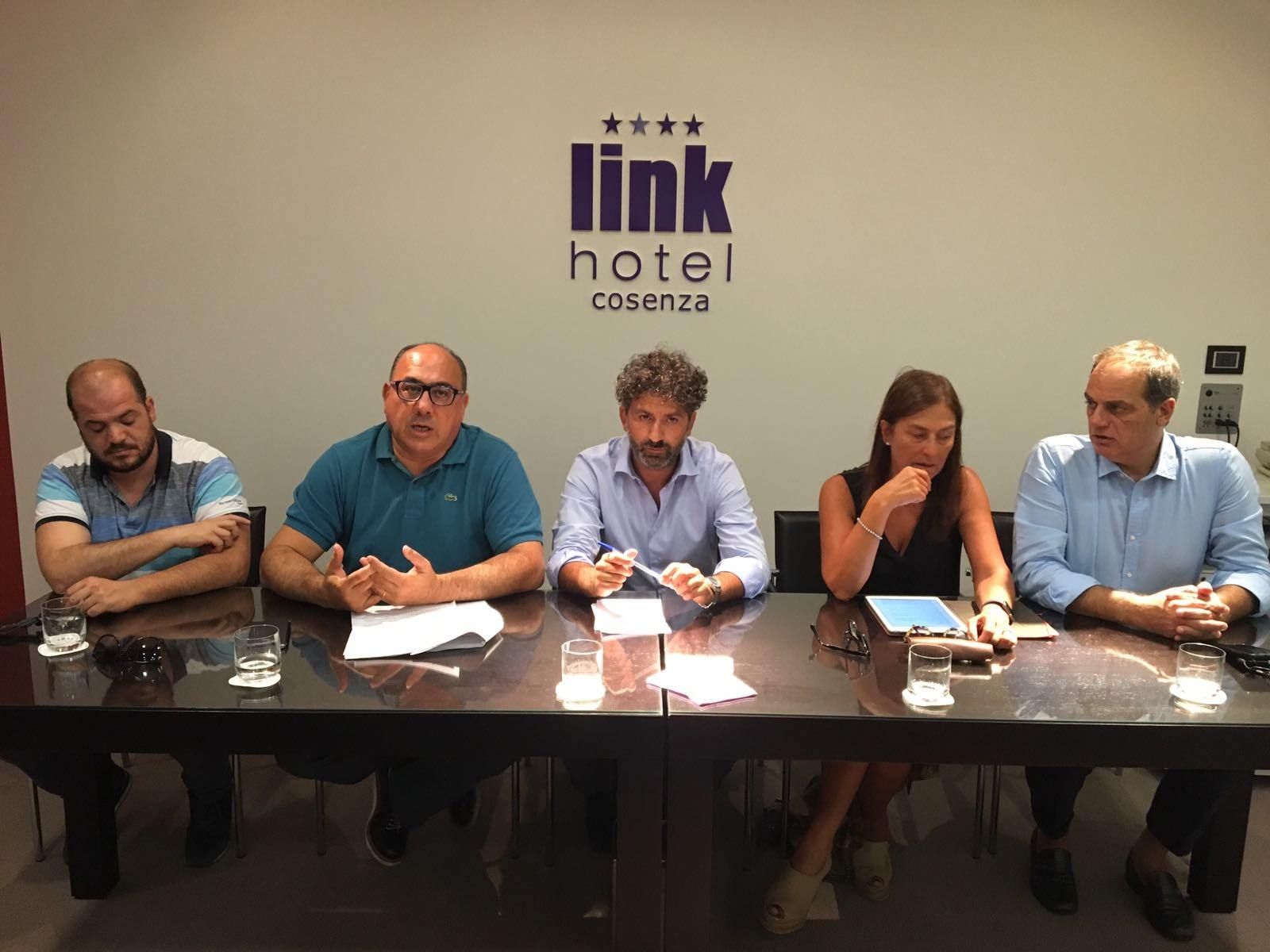 «Gli invisibili del centro storico che Cosenza nasconde sotto il tappeto»