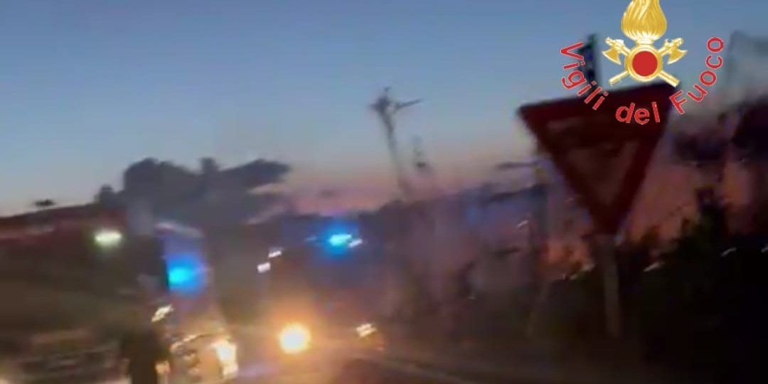 Incendio all’ex zuccherificio di Lamezia Terme: in fiamme 10 ettari di vegetazione