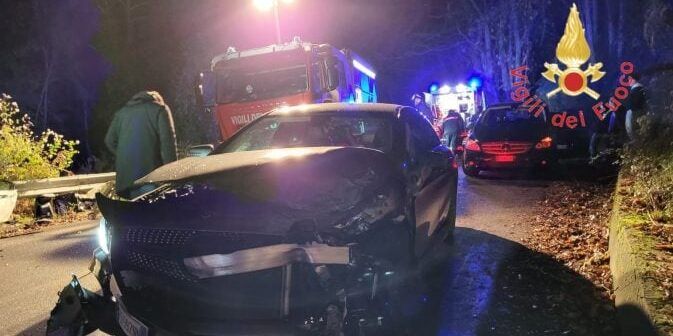 Terribile scontro frontale tra due auto nella notte a San Pietro Apostolo, quattro giovani feriti