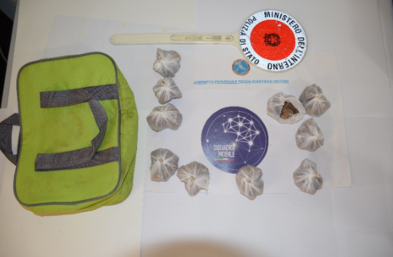 Crotone, tra i rifiuti nel quartiere Fondo Gesù trovato mezzo chilo di eroina