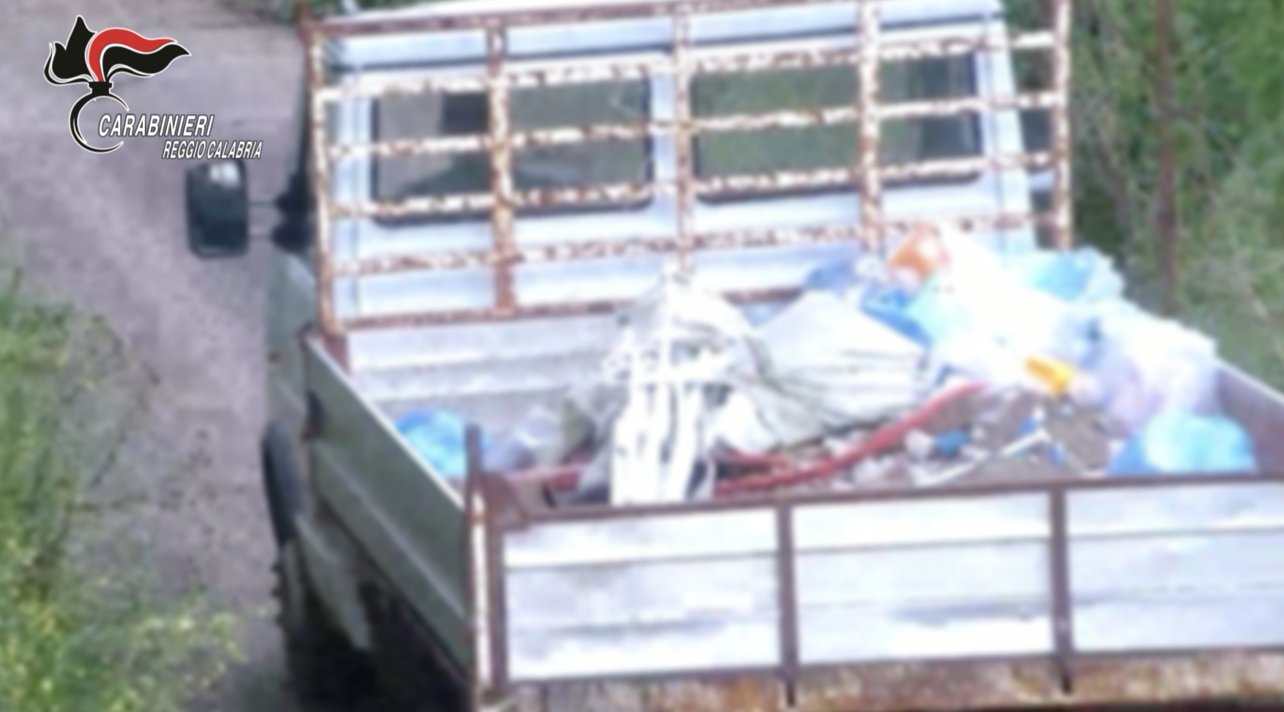 Scoperta discarica a cielo aperto nella Piana di Gioia Tauro, 15 denunce e sequestri – VIDEO