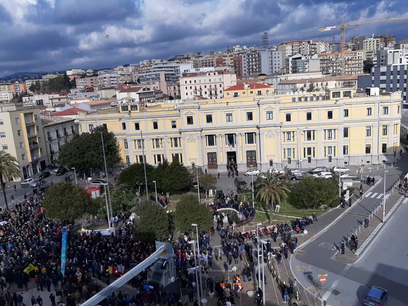 «La guerra contro la mafia è anche la nostra». Duemila in piazza per Gratteri – FOTO e VIDEO