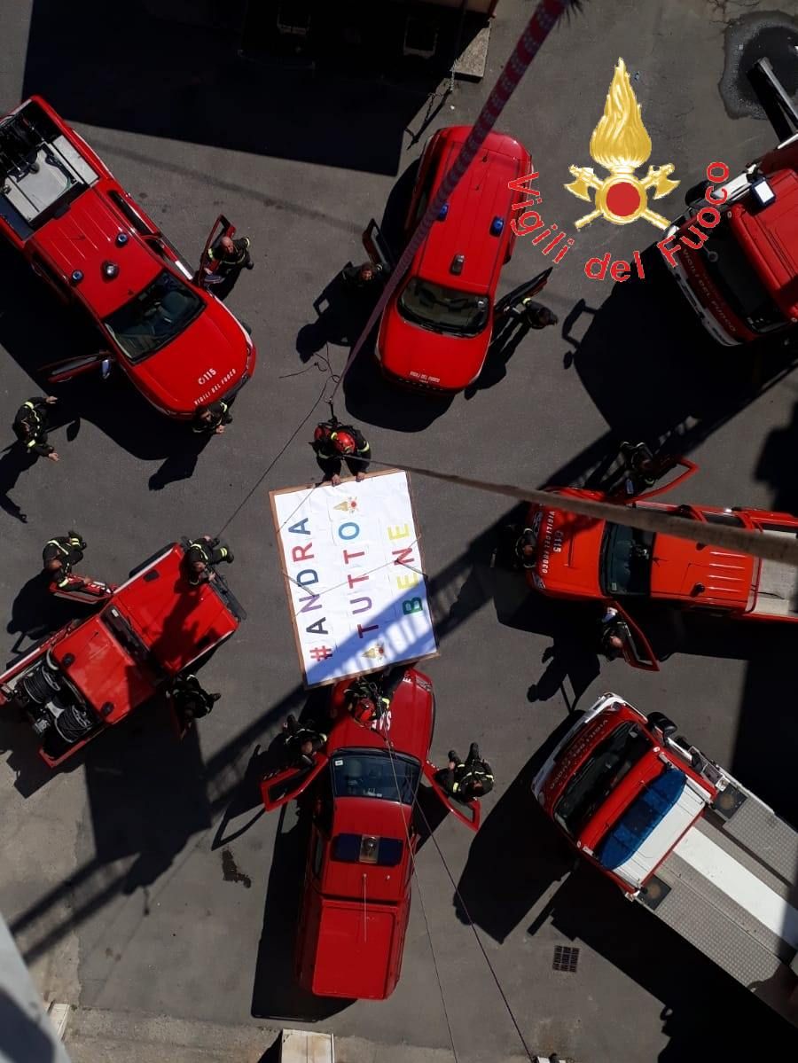 «Andrà tutto bene», il messaggio di auguri dei vigili del fuoco ai papà – VIDEO