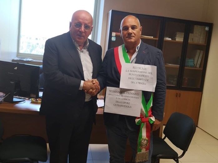 Sanità, il sindaco di Cetraro protesta alla Cittadella. E Oliverio chiama il neo ministro