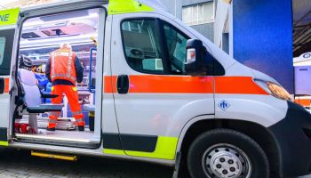 Passeggia in centro e viene colpito da un proiettile vagante