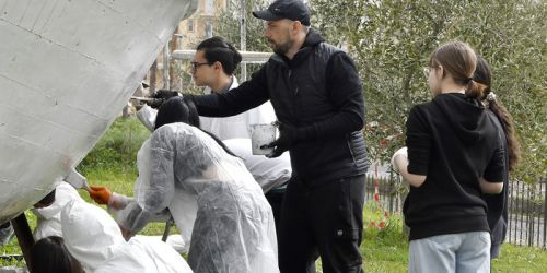 Da carretta del mare a opera d'arte dedicata ai migranti: Massimo Sirelli al lavoro a Crotone