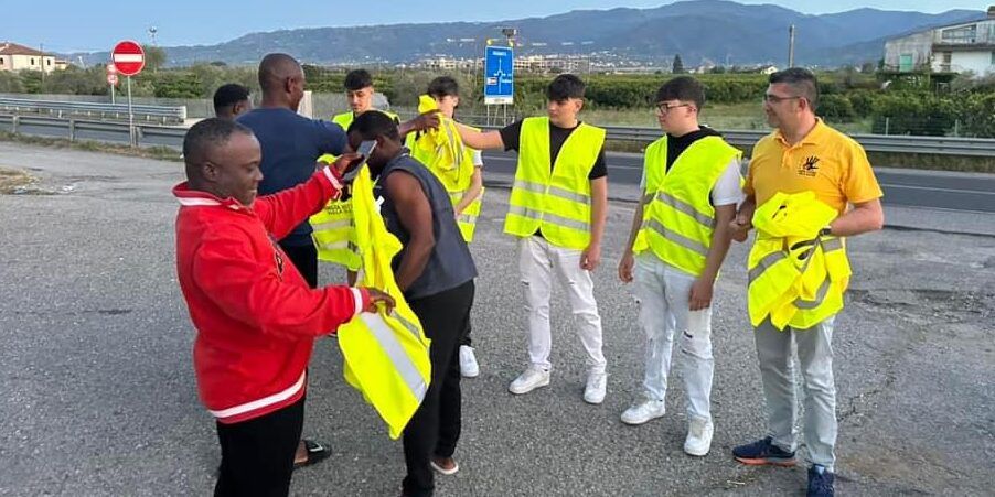 “Basta Vittime” consegna pettorine catarifrangenti ai migranti che percorrono la Statale 106