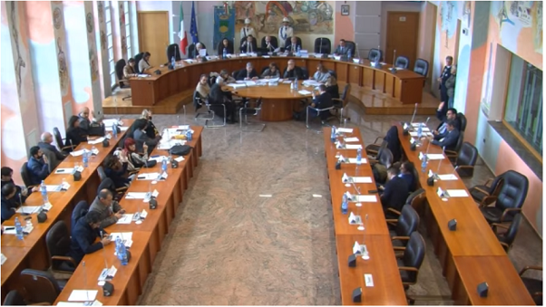 Cosenza, approvato il bilancio di previsione. Scontro sui debiti del sindaco – VIDEO