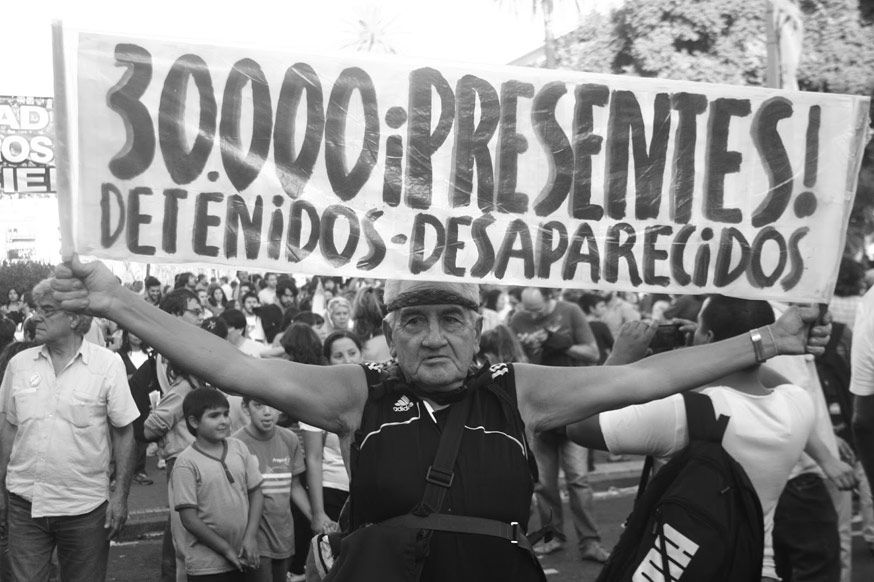 “Il Tempo dell’Attesa”. Esposte per la prima volta al pubblico le foto del processo sui desaparecidos