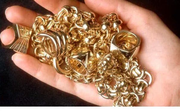 Vendeva preziosi rubati, revocata licenza a una gioielleria di Cosenza