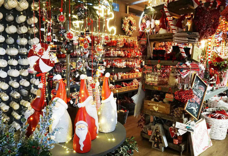 Acquisti natalizi, negozi “sotto casa” in difficoltà. Confcommercio: «Sostenerli per far crescere le comunità»