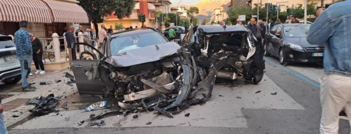Auto investe 7 persone a Lido di Camaiore, morte due ragazze