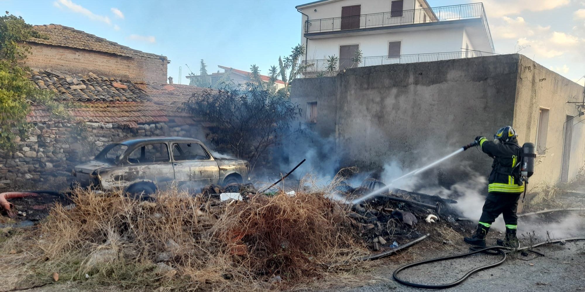 Incendio a San Gregorio, i vigili del fuoco evitano il peggio