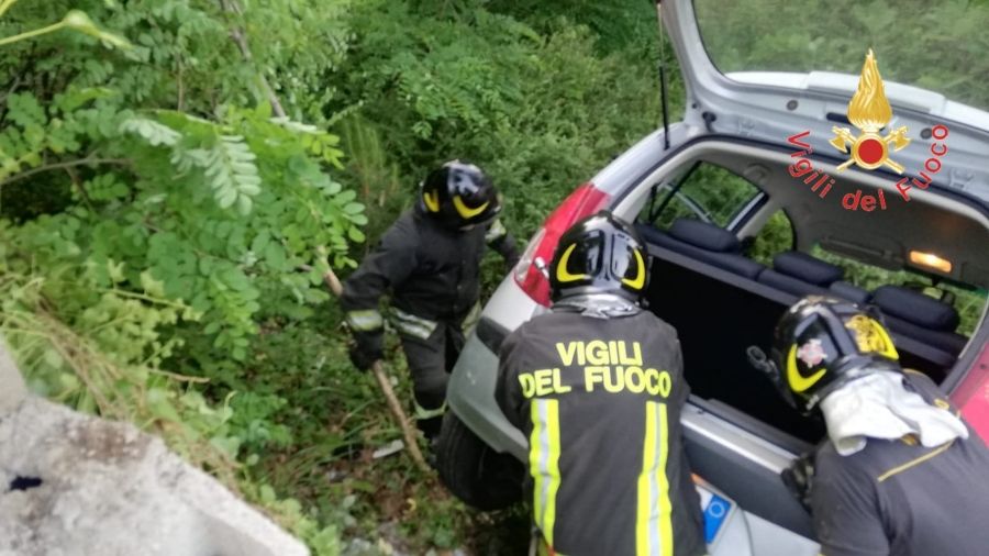 Perde il controllo dell’auto e finisce in un dirupo: ferita 86enne