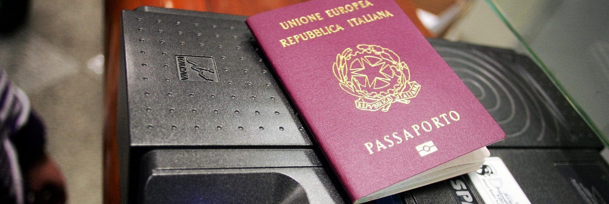 Passaporti, Assoviaggi: «In Calabria tempi di rilascio anche di un anno»