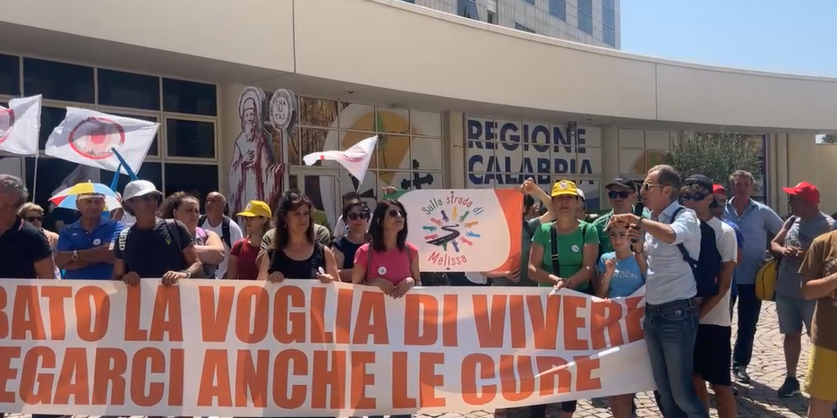 «Giù le mani dall’ospedale di Paola», alla Cittadella protesta il Comitato popolare per la difesa del diritto alla salute