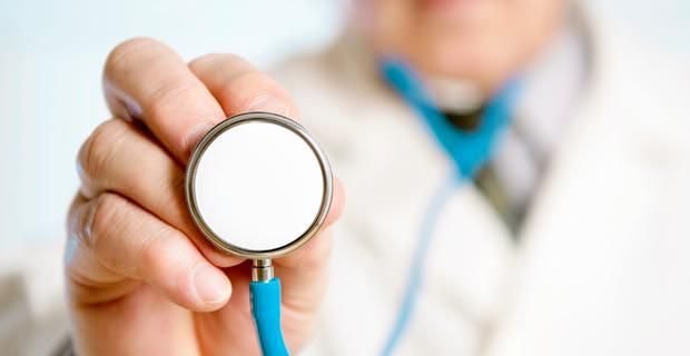 Medico interdetto partecipa a un concorso e finisce ai domiciliari